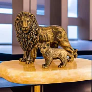 Бронзовая композиция «Лев и львёнок» на ониксе — оригинальный подарок — фотография 1