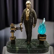 Бронзовый сувенир «Работник газовой промышленности» — красивый подарок — фотография 1
