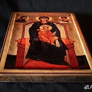 Икона "Богоматерь на престоле" — красивый подарок — фотография 3