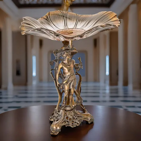 Бронзовая ваза-статуэтка с фигурой девушки в подарок