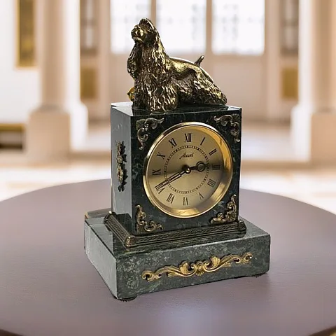 Часы со спаниелем — красивый подарок