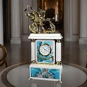 Каминные часы «Георгий Победоносец» из хризоколлы и мрамора — оригинальный подарок — фотография 1