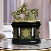 Подарочные каминные часы «Кони на воле» из змеевика и долерита — фотография 1