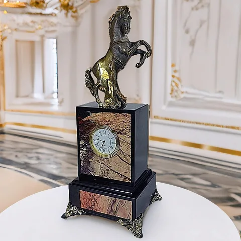 Подарочные каминные часы «Конь» из яшмы
