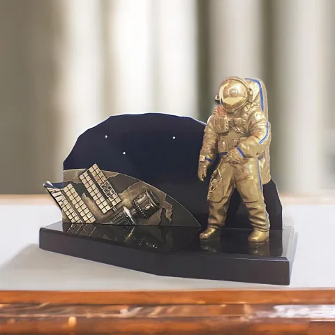 Бронзовая фигурка «В космосе» — необычный подарок