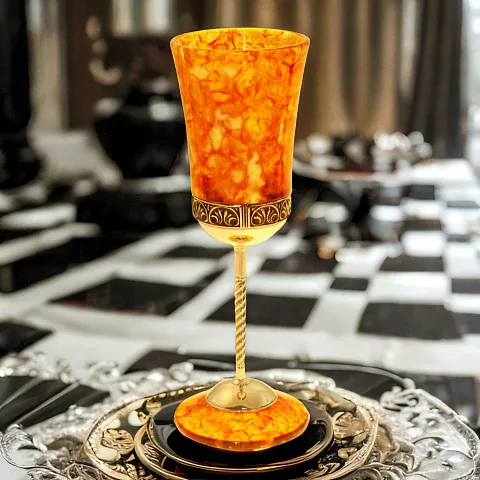 На память: Бокал для вина из камня (янтарь)