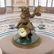 Настольные часы с гномом на пивной бочке — необычный подарок — фотография 1