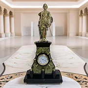Настольные часы «Пётр I» из змеевика и долерита — красивый подарок — фотография 1